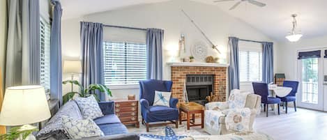 Ocean Pines Vacation Rental | 2BR | 1BA | 865 Sq Ft | Stairs Required to Enter