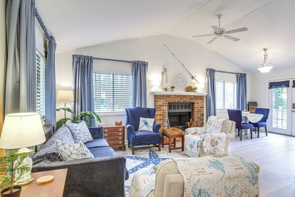 Ocean Pines Vacation Rental | 2BR | 1BA | 865 Sq Ft | Stairs Required to Enter