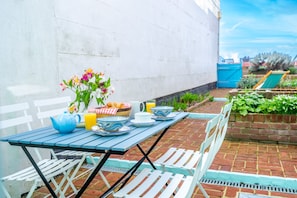 Marine Cottage, Aldeburgh: Patio garden with access towards the beach