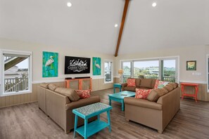 WH280: A Sweet Dream | TL Living Area, Deck Access