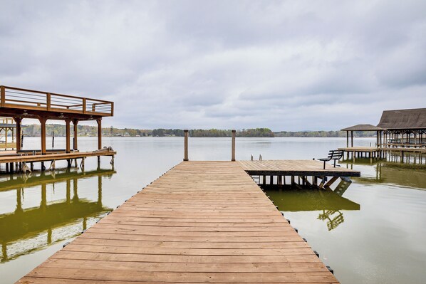 Leesburg Vacation Rental | 4BR | 2BA | 2,300 Sq Ft | Stairs Required