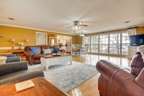 Living Room | Central Air Conditioning & Heating | Smart TV w/ Roku