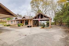 Property Exterior | Covered Patio | Outdoor Dining Area