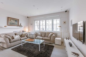 Spacious living room