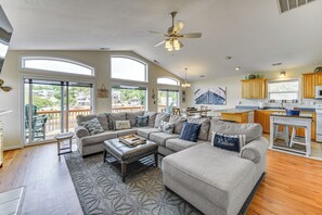 Living Room | Free WiFi | Central Heating & A/C | Smart TV | Main Level