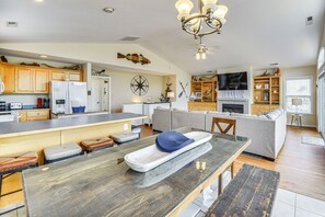 Dining Area | Dishware/Flatware Provided | Main Level