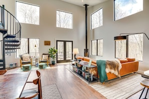 Living Room | 2nd Floor | Smart TV | Stairs Required