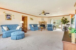 Living Room | Central Heating & A/C | Free WiFi | Smart TV
