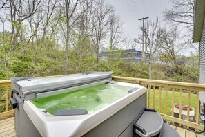 Back Deck | Hot Tub | Charcoal Grill