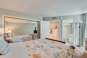 Queen size bed with fantastic view of the beach!