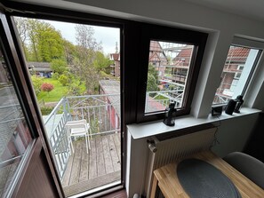 Küche mit Balkon
