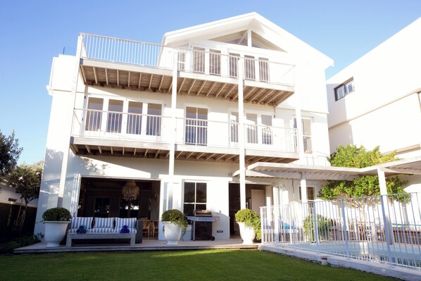Stunning villa with large garden and child proof swimming pool
