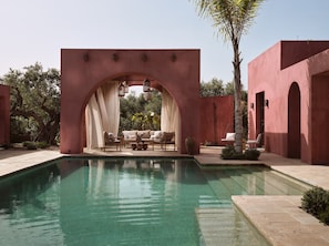 Exterior arches prevail, at this mythical villa.  
