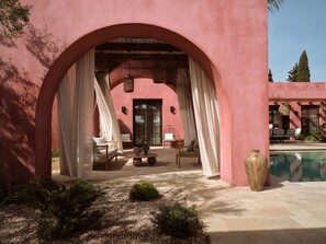 Shaded lounge area to enjoy the peace and quiet of the location.