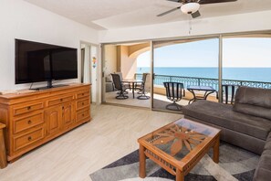 🛋️Living Room w/ View📺AC, fast WIFI, and movie nights.