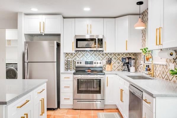 Fully equipped chef's kitchen with dishwasher.