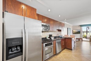Discover the convenience of our fully equipped kitchen, ideal for preparing delicious meals and hosting memorable gatherings.