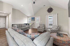 KDN9607: Mason's Beach House Getaway | Top Level Living Area