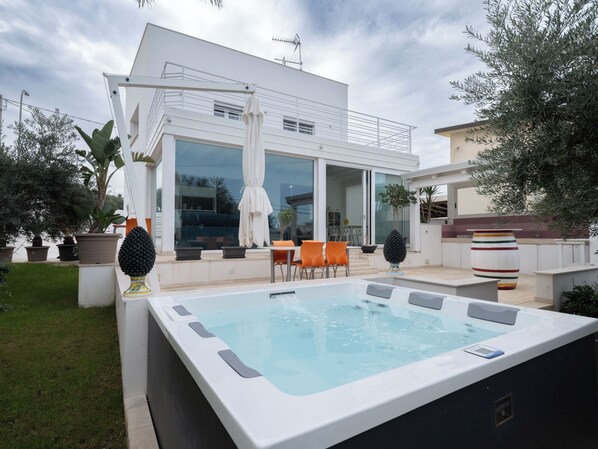 Outdoor spa tub