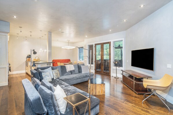 2.0-modern-willow-telluride-living-room1
