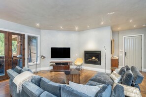 2.1-modern-willow-telluride-living-room2