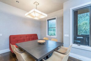 3.0-modern-willow-telluride-dining-area