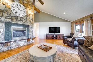 Living Room | Sleeper Sofa | Single-Story Home