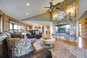 Living Room | Smart TV | Seasonal Gas Fireplace