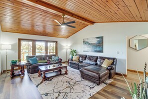Living Room | Smart TV | Fireplace (Decorative) | Upper Level