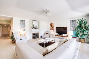 Living Room | Smart TV | Fireplace | Wet Bar
