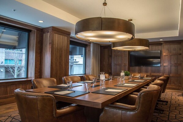Our sleek meeting space offers ergonomic seating, a large table, and advanced audio-visual tech for effective gatherings.
