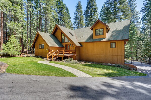 Lake Almanor Vacation Rental | 3BR | 3.5BA | Stairs Required | 4,464 Sq Ft