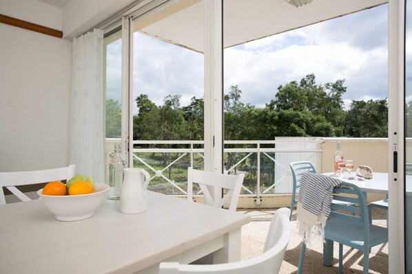 Come and stay in our cozy and sunny apartment on the golf course in Moliets!