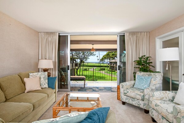 Effortlessly elegant, with plush seating and seamless flow to the outdoor lanai     MEL-H207