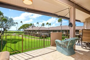 Bright mornings and balmy evenings await on this breezy lanai MEL-H207