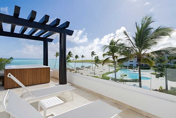Balcony / Terrace,Hot Tub,Sea view