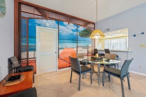 Dining Room & Breakfast Bar