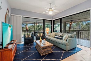 Bright & Inviting Top Floor, Corner Unit