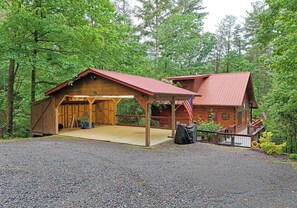 Elegant Escape- Executive Cabin Rental