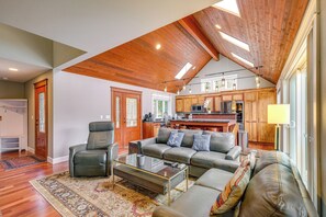 Living Room | 1st Floor | Smart TV | Central Heating & A/C | Free WiFi