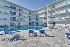 Mariners Cove | Community Amenities | Outdoor Pool | Keyless Entry