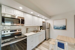Kitchen | Single-Story Unit | 3rd-Floor Condo
