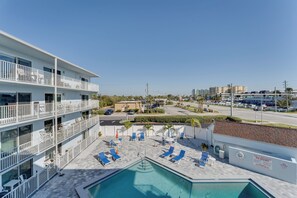 Mariners Cove | Community Outdoor Pool | Elevator Access