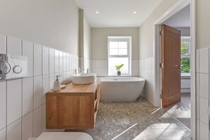 Take a soak in the freestanding bath.
