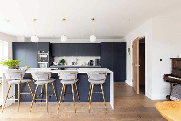 Welcome to this chic & modern holiday home in Chichester.
