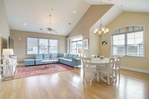 Living Room | Free WiFi | Smart TV