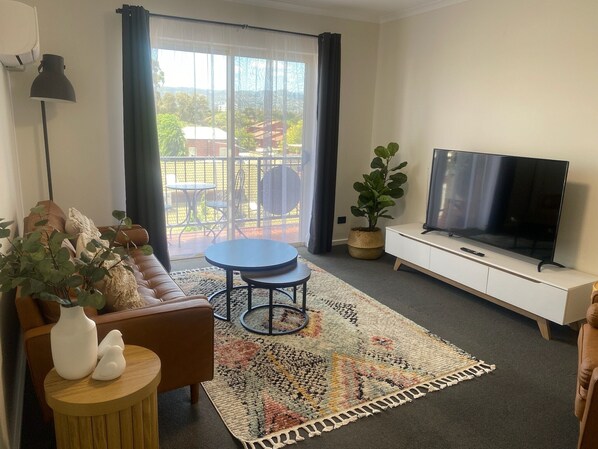 Lounge & TV room