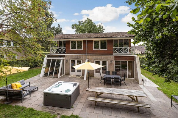 Außenseite Ferienhaus [Sommer]