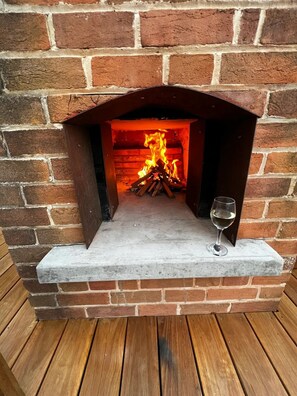 Outdoor fire & pizza oven on the deck