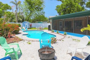 Enjoy this charming getaway with pool, firepit, pool lounge chairs, BBQ grill and games - just 5 minutes away from the beach!